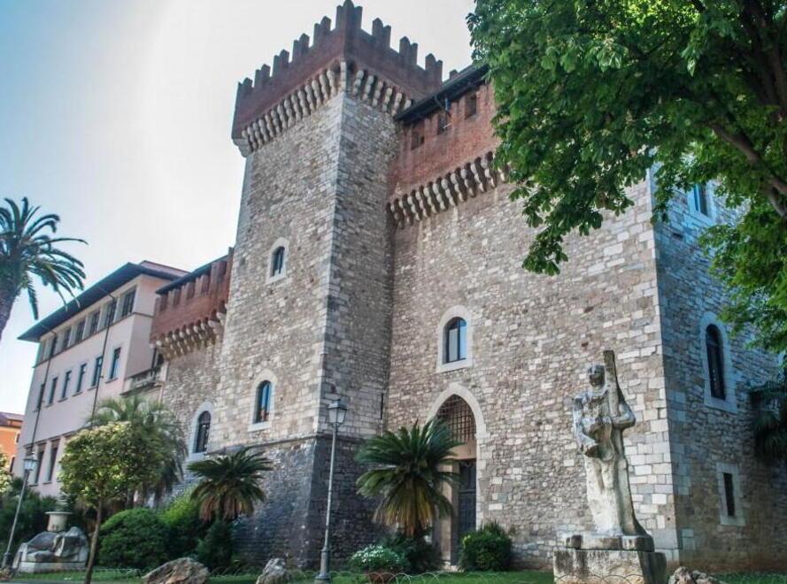 Carrara, solidarietà al professor Marco Baudinelli:&nbsp; «Oltraggiata una persona per bene»<br>
