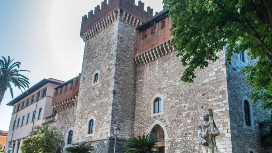 Carrara, solidarietà al professor Marco Baudinelli: «Oltraggiata una persona per bene»<br>