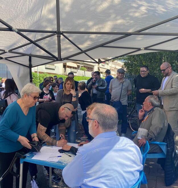 Massa, in più di 500 si mettono in fila per salvare il parco degli Ulivi<br>
