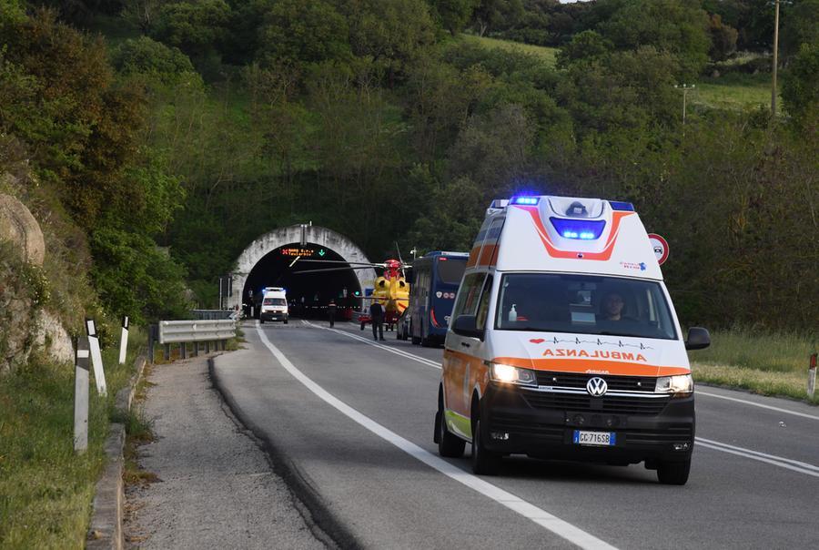 
	Mezzi di soccorso davanti alla galleria Teulargiu sulla Nuoro-Lanusei <em>(foto Massimo Locci)</em>

