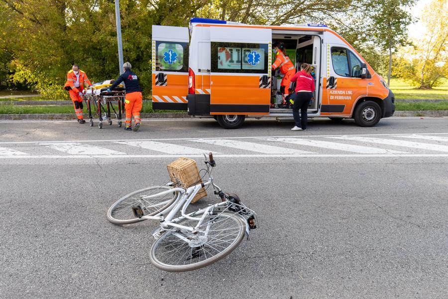 Investita a Ferrara, ora è invalida