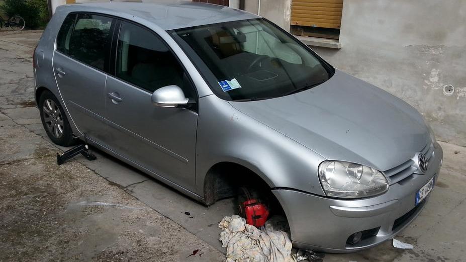 Il cric slitta, gravissimo un ragazzo