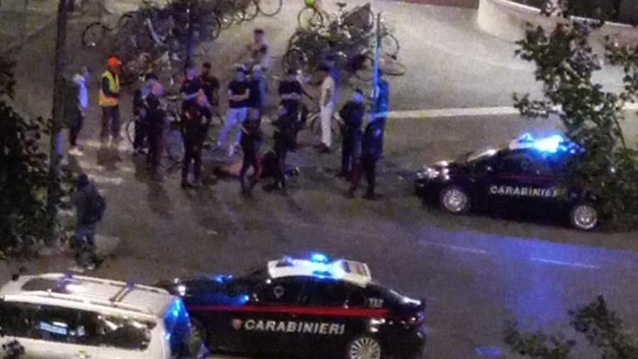 L'intervento dei carabinieri dopo la rissa