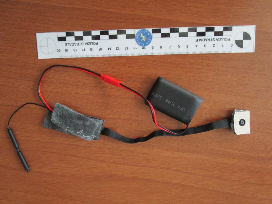 Lucca, all’esame della patente con telecamere e auricolari: denunciati