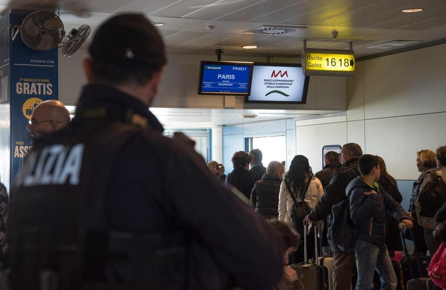 Elmas, sbarca con cento ovuli di eroina e cocaina: arrestato un passeggero nigeriano