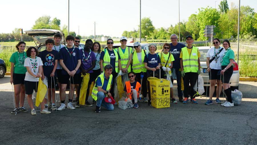 Giovani scout insieme ai volontari per pulire Modena