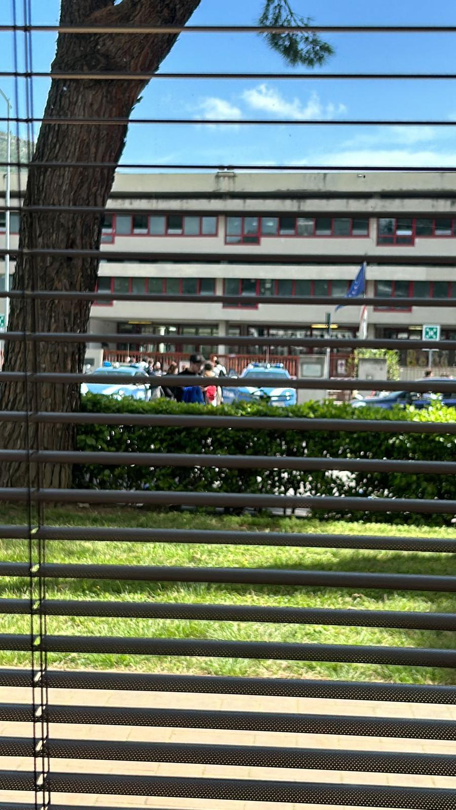 
	Le volanti della polizia davanti all'Istituto Buzzi in viale della Repubblica

