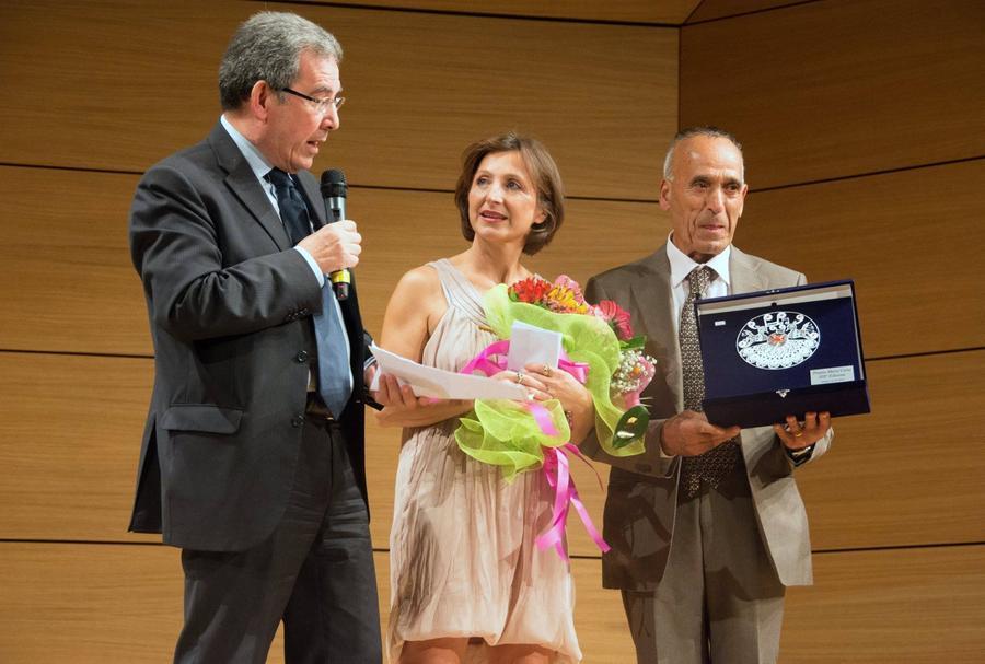 
	La vice presidente del Circolo dei sardi di Francoforto Tiziana Deidda in una foto del 2015 mentre ritira il Premio "Maria Carta"


