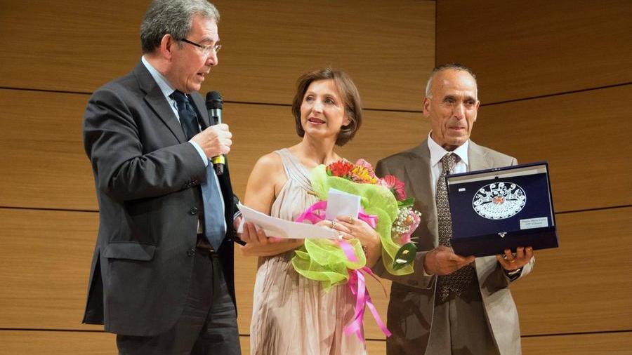 
	La vice presidente del Circolo dei sardi di Francoforto Tiziana Deidda in una foto del 2015 mentre ritira il Premio &quot;Maria Carta&quot;

