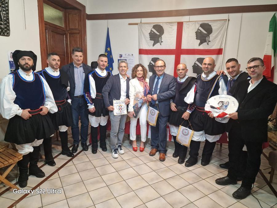 
	Foto di gruppo al Circolo dei sardi "Giovanni Maria Angioy" di Marchirolo

