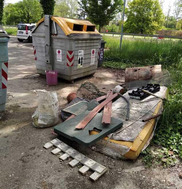 Ferrara, rubate le sedie al centro sociale: «Le riprenderemo, ma che rabbia»