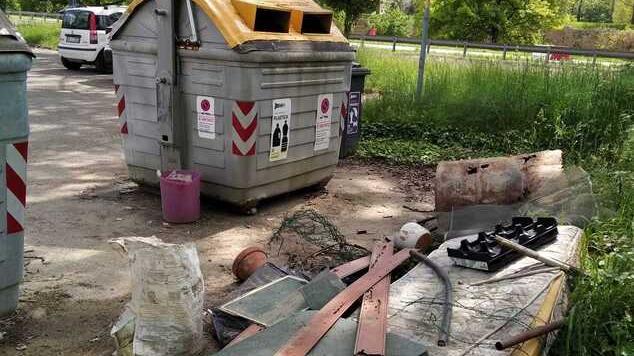 Ferrara, rubate le sedie al centro sociale: «Le riprenderemo, ma che rabbia»