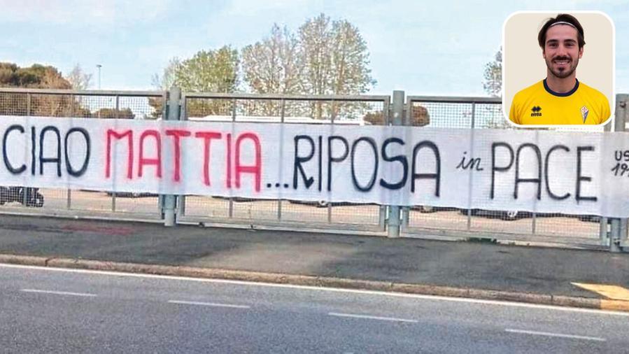 
	Lo striscione dedicato a Mattia Giani (foto in alto)&nbsp;allo stadio di Livorno dove c&#39;&egrave; una gradinata intitolata a Morosini&nbsp;

