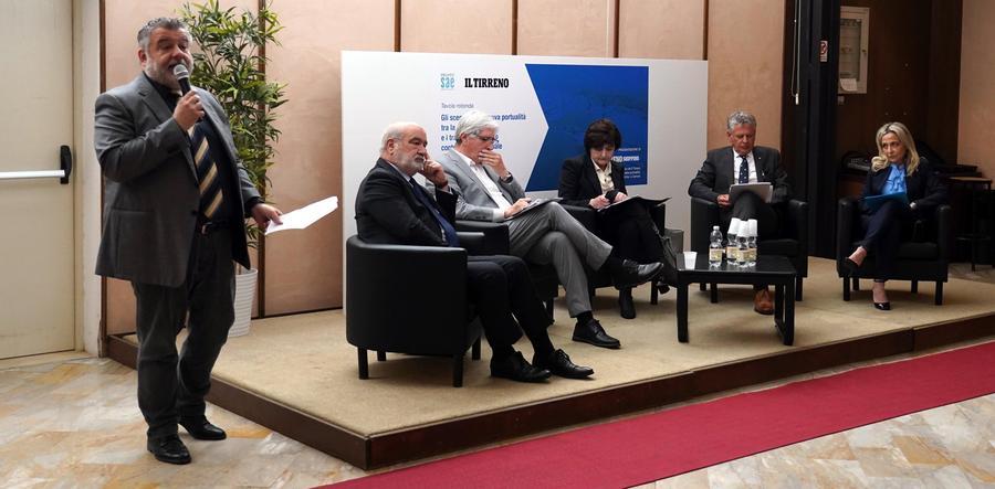 
	Gli ospiti al forum del Tirreno (foto Silvi)


