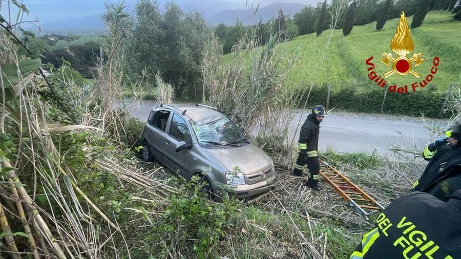 Lucca, auto fuori strada: incolumi conducente e passeggeri