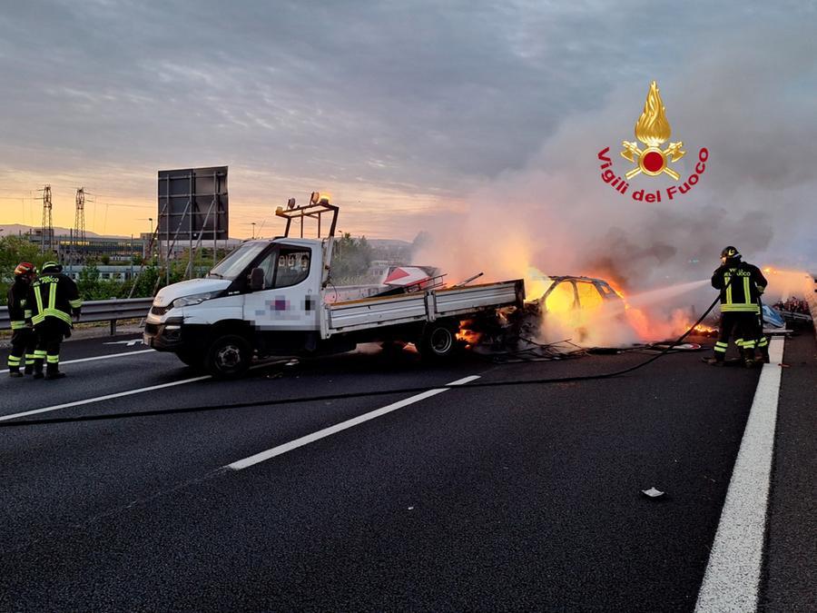 
	L'auto in fiamme sull'autostrada a Firenze

