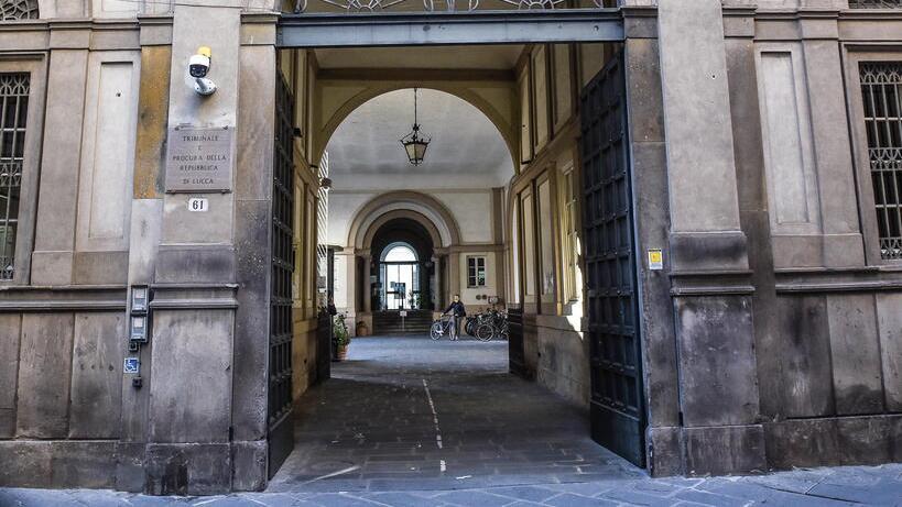 L'ingresso del Tribunale di Lucca dove è stato celebrato il processo