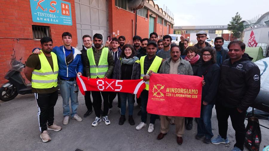 
	Il presidio dei lavoratori della tintoria davanti all'azienda del Macrolotto

