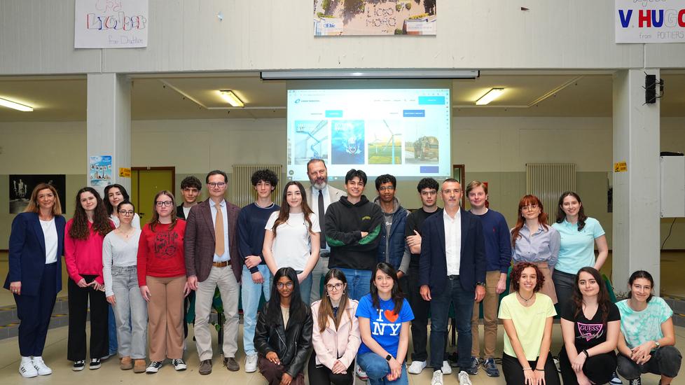 Matteo Storchi sprona gli studenti del liceo Moro: «Seguite le vostre passioni»