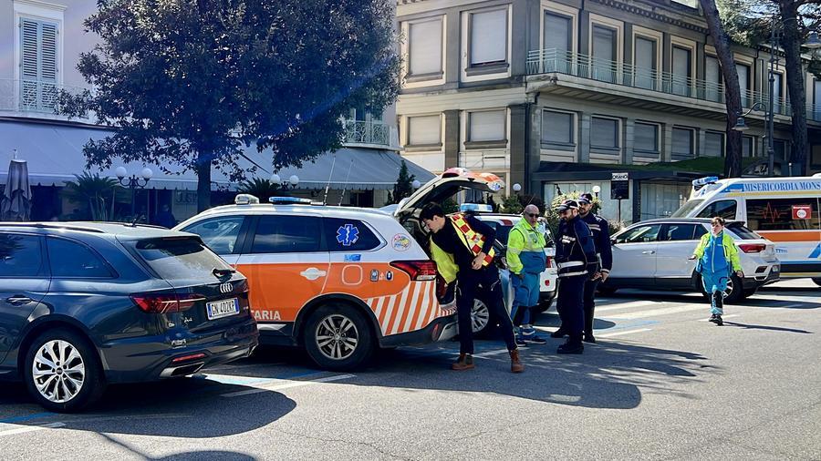 
	I soccorsi fuori dall'hotel (foto Nucci)


