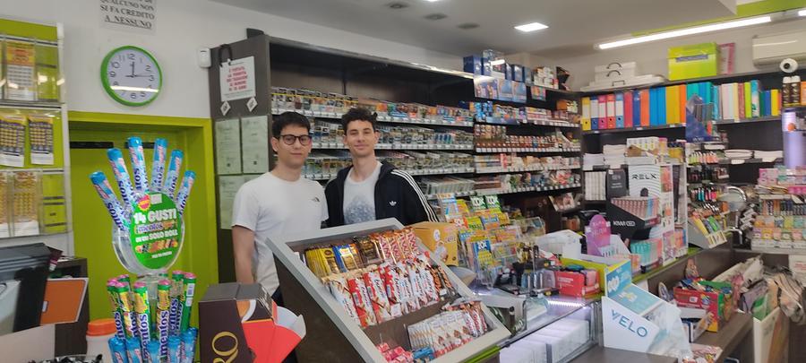 Modena, l’edicola di Bartolomeo e Leonardo: giovani imprenditori crescono