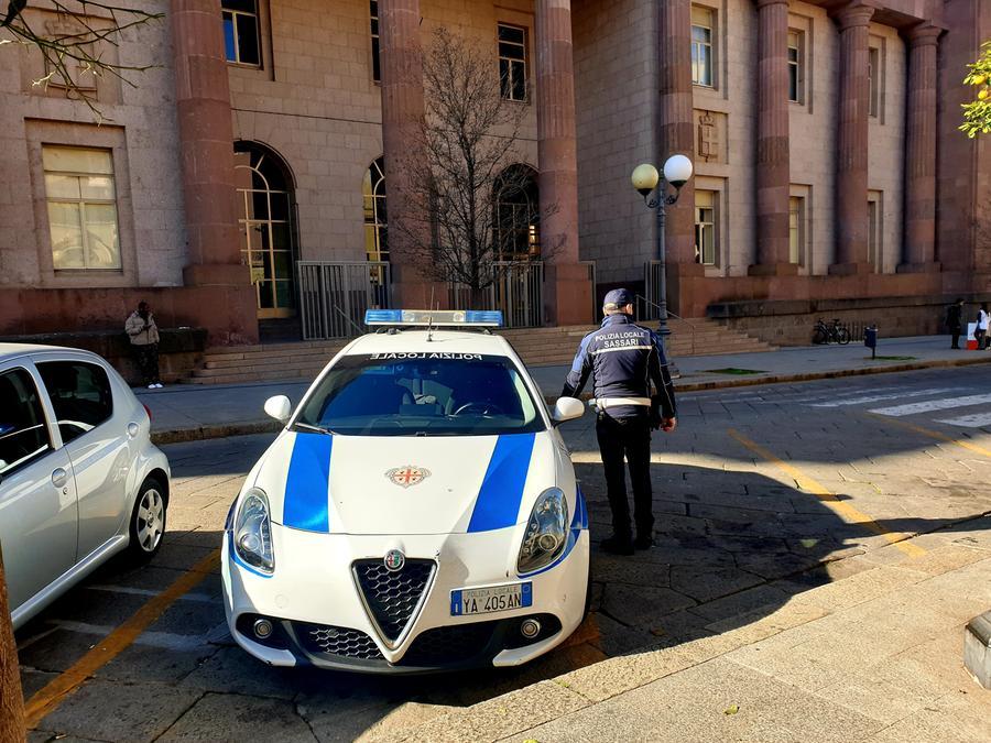 Sassari, spaccava i vetri e rubava nelle auto: arrestato