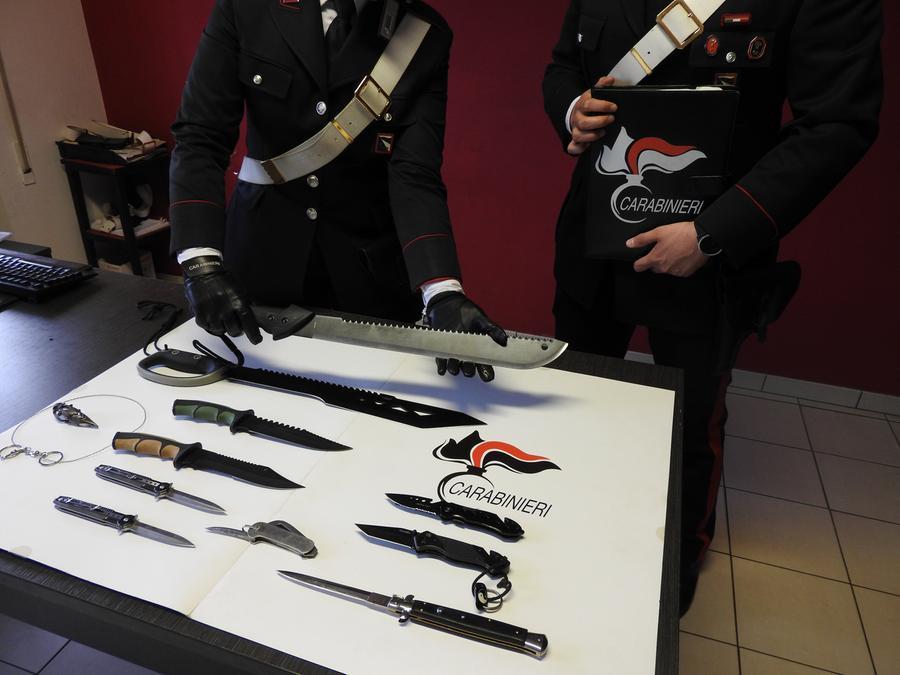 Comacchio, nella sua casa un arsenale di coltelli