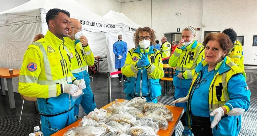 
	A sinistra&nbsp;Waqar Mohammad mentre aiuta in veste di volontario

