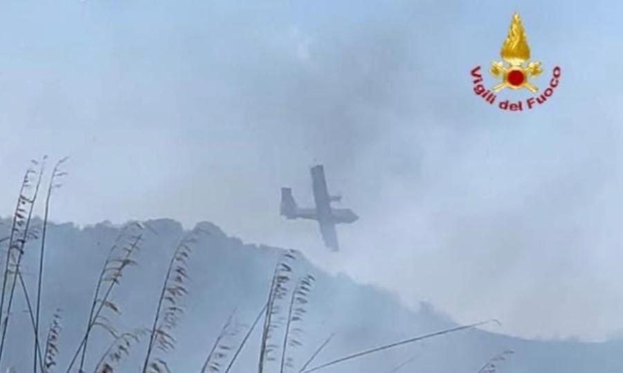 Vasto incendio a Sarroch: evacuate villette a Perd’e sali, le fiamme sono partite da un terreno privato
