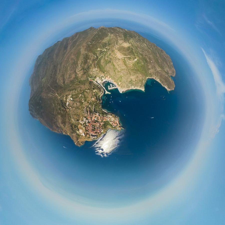 
	L'isola di Capraia in una foto sferica

