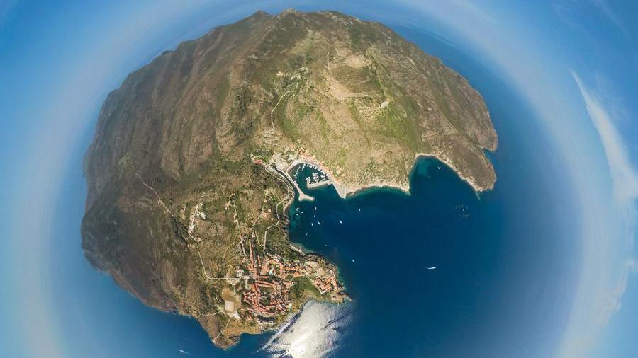 
	L&#39;isola di Capraia in una foto sferica

