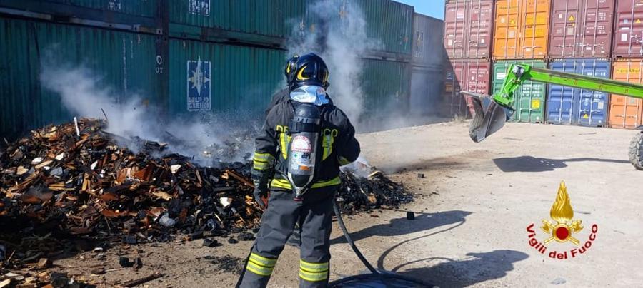 Incendio al porto canale di Cagliari: brucia un autoarticolato carico di pezzi di legno