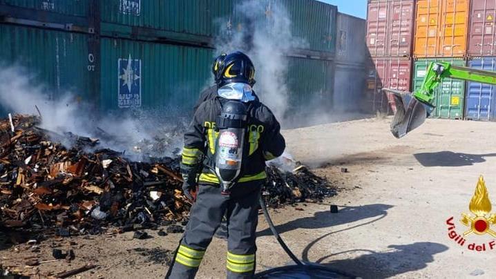 Incendio al porto canale di Cagliari: brucia un autoarticolato carico di pezzi di legno