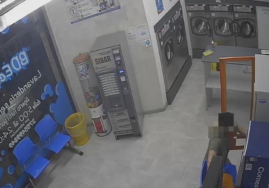 La donna ripresa dalle telecamere del negozio