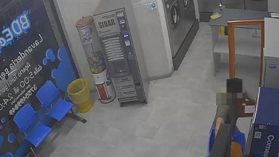 La donna ripresa dalle telecamere del negozio