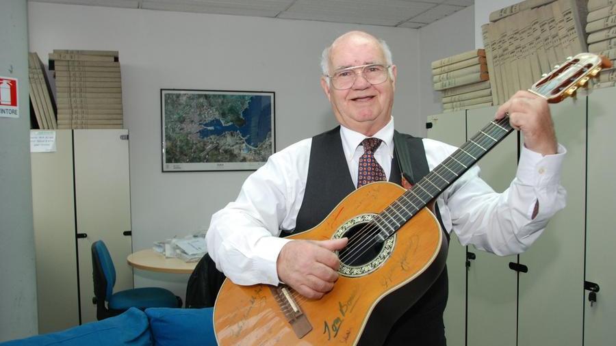 Dai tavoli di un hotel ai cori per “Ajò ajò”: eterno Pino d’Olbia