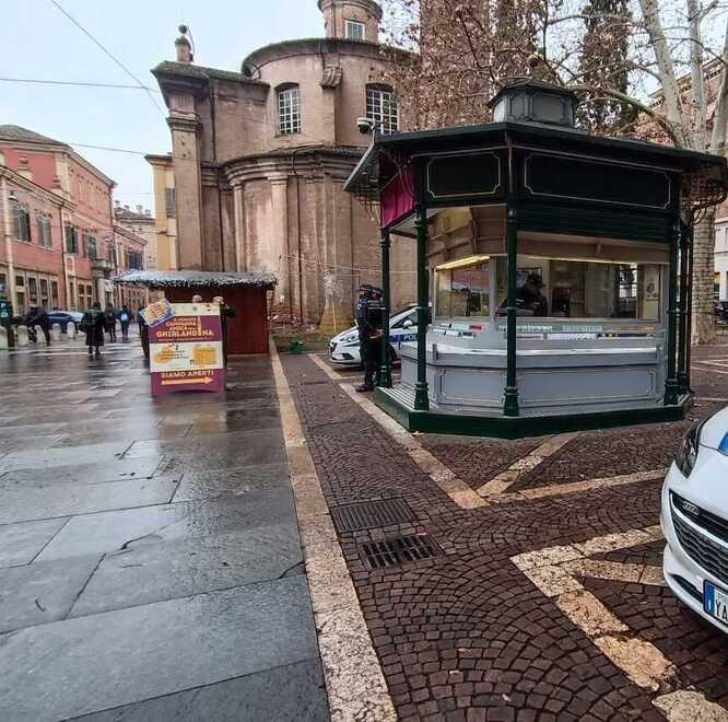 Modena, armato di coltello tenta di rapinare due tredicenni in centro 