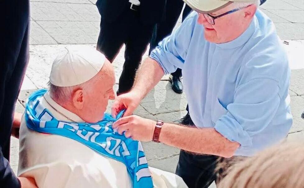 Papa Francesco incontra i fedeli di Sant’Ilario e indossa la sciarpa dei tifosi “Irriducibili”