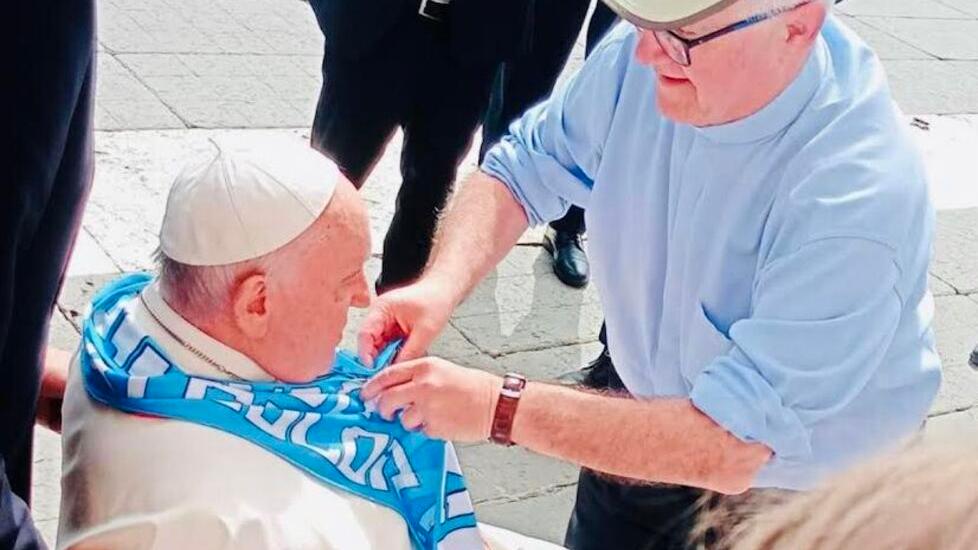 Papa Francesco incontra i fedeli di Sant’Ilario e indossa la sciarpa dei tifosi “Irriducibili”