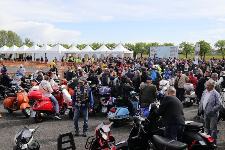 
	Pontedera, tutto pronto vespisti all'ingresso del Vespa Villge (foto Franco Silvi)

