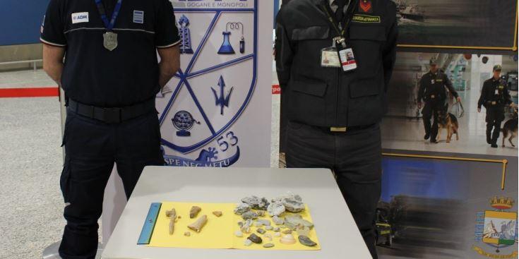 Stacca otto stalagmiti dalla grotta di Su Mannau a Fluminimaggiore, turista francese multata