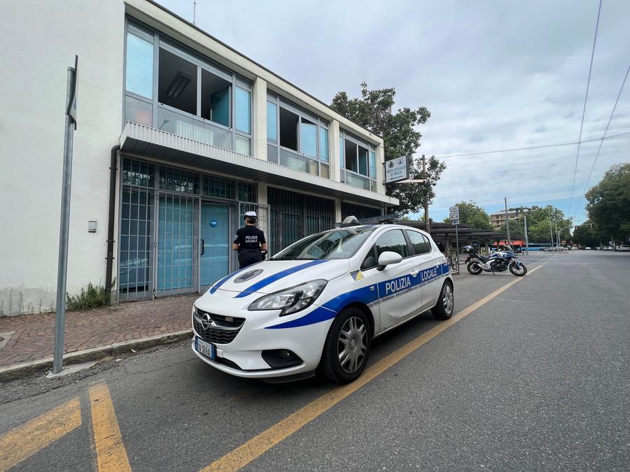 Modena, Cerca Di Tagliare Una Gomma Dell’auto Della Polizia Locale ...