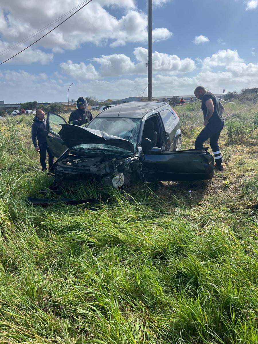 Cerca di uccidere una donna travolgendola con l’auto: guardia giurata arrestata a Carbonia per tentato omicidio