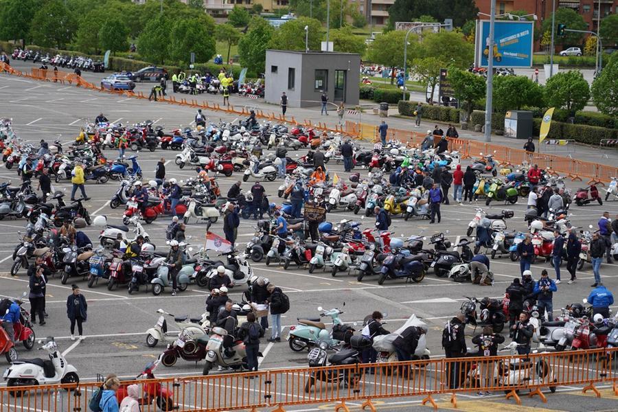 
	I vespisti nel parcheggio di piazza del Mercato a Pontedera

