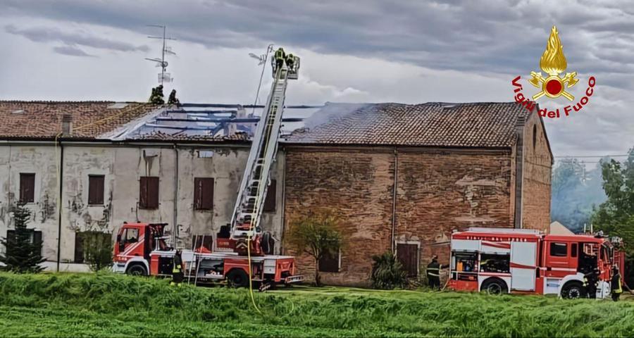 Incendio sul tetto di un’abitazione, un uomo intossicato