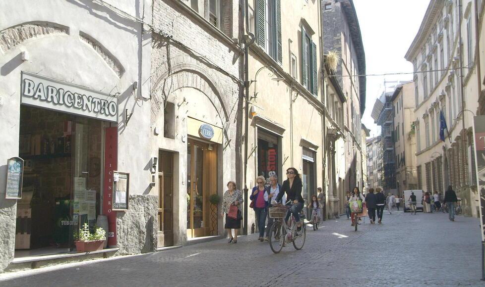 Lucca, case al posto di negozi e uffici anche ai piani terreni