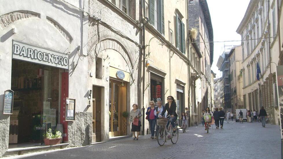 Lucca, case al posto di negozi e uffici anche ai piani terreni