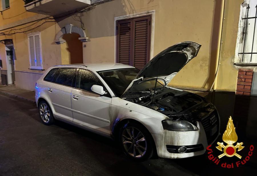 Olbia, a fuoco un’auto in via Boccherini