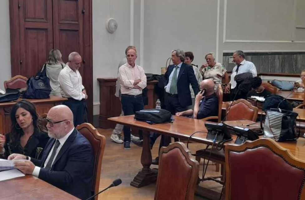 A sinistra Filippo Nogarin con la sua avvocata Sabrina Franzone. Alle loro spalle i legali di parte civile