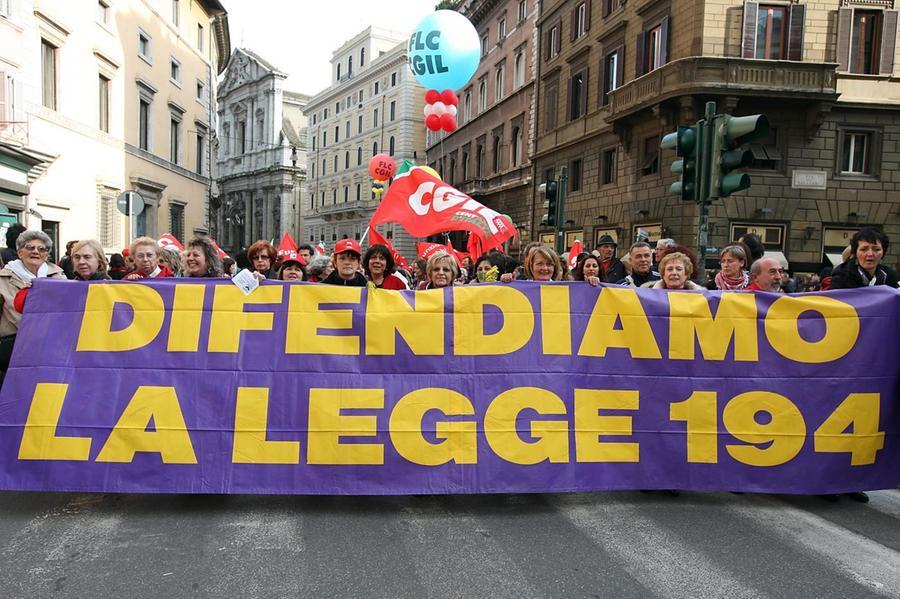 Una manifestazione in difesa della legge 194 